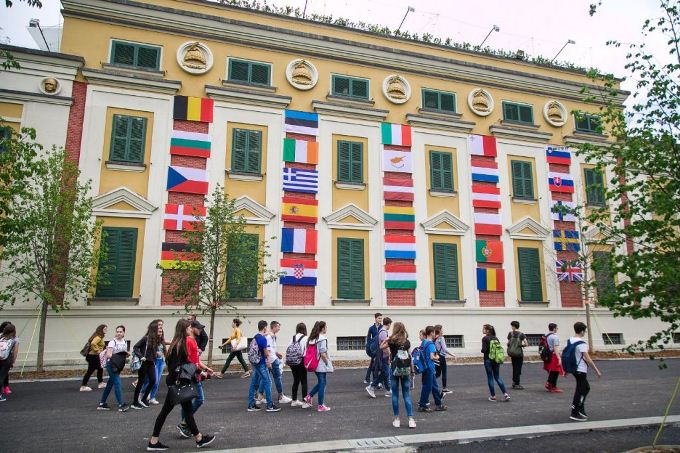 Turistet e huaj pushtojne lulishten te â€œParku Europaâ€ 